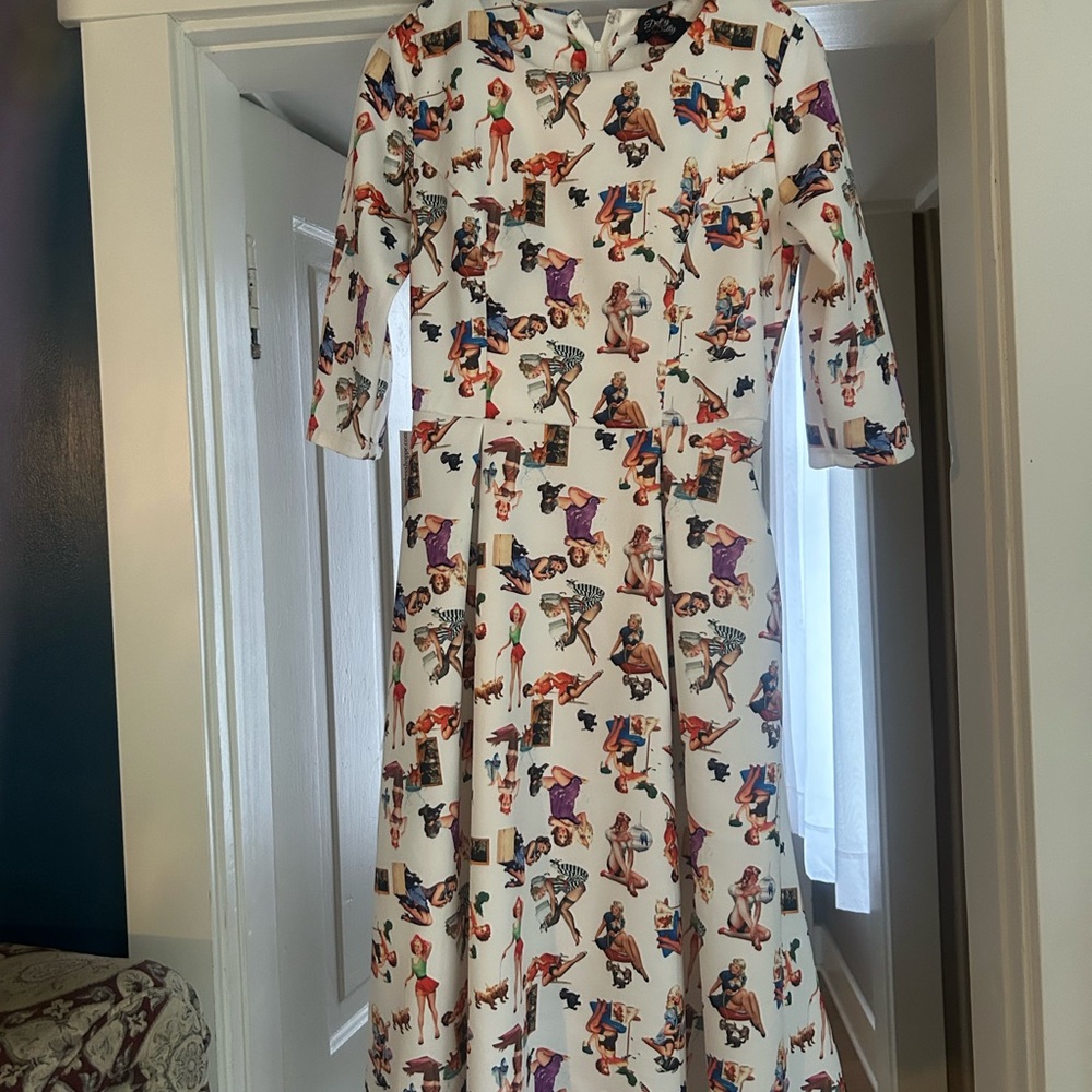 Vintage dress Pin-up girls print playful colorful flattering 8 Dolly & Dotty